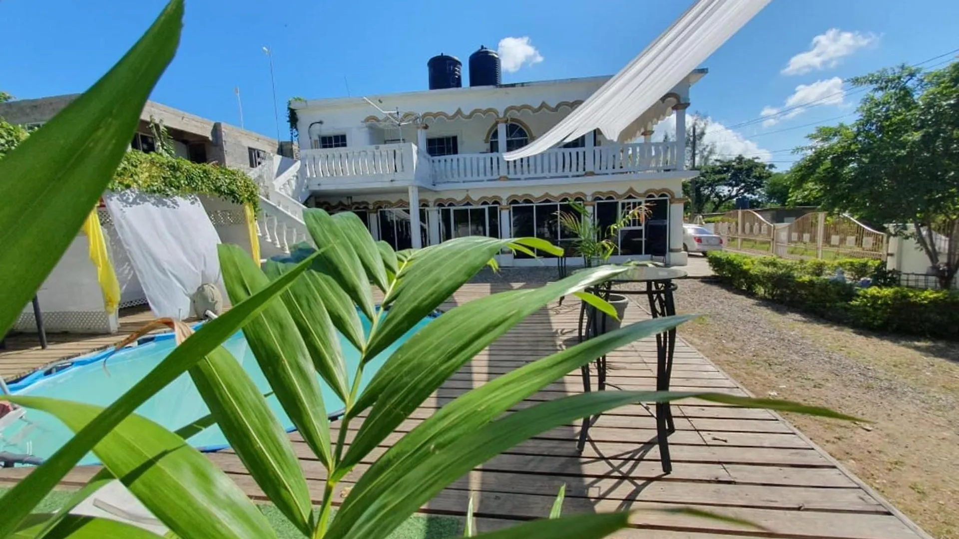 Sandy Bay Paradise Retreat - 7 Bedrooms Feriehus