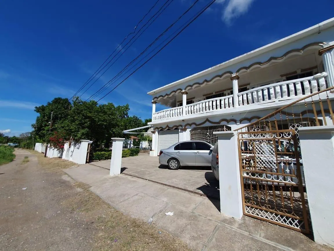 Sandy Bay Paradise Retreat - 7 Bedrooms Sandy Bay (Clarendon)