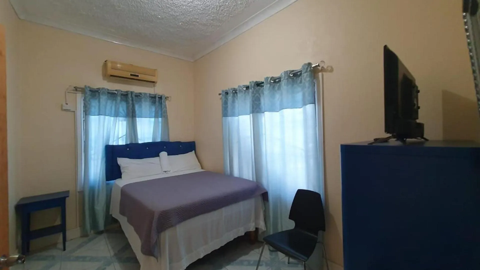 Sandy Bay Paradise Retreat - 7 Bedrooms Holiday home Sandy Bay (Clarendon)