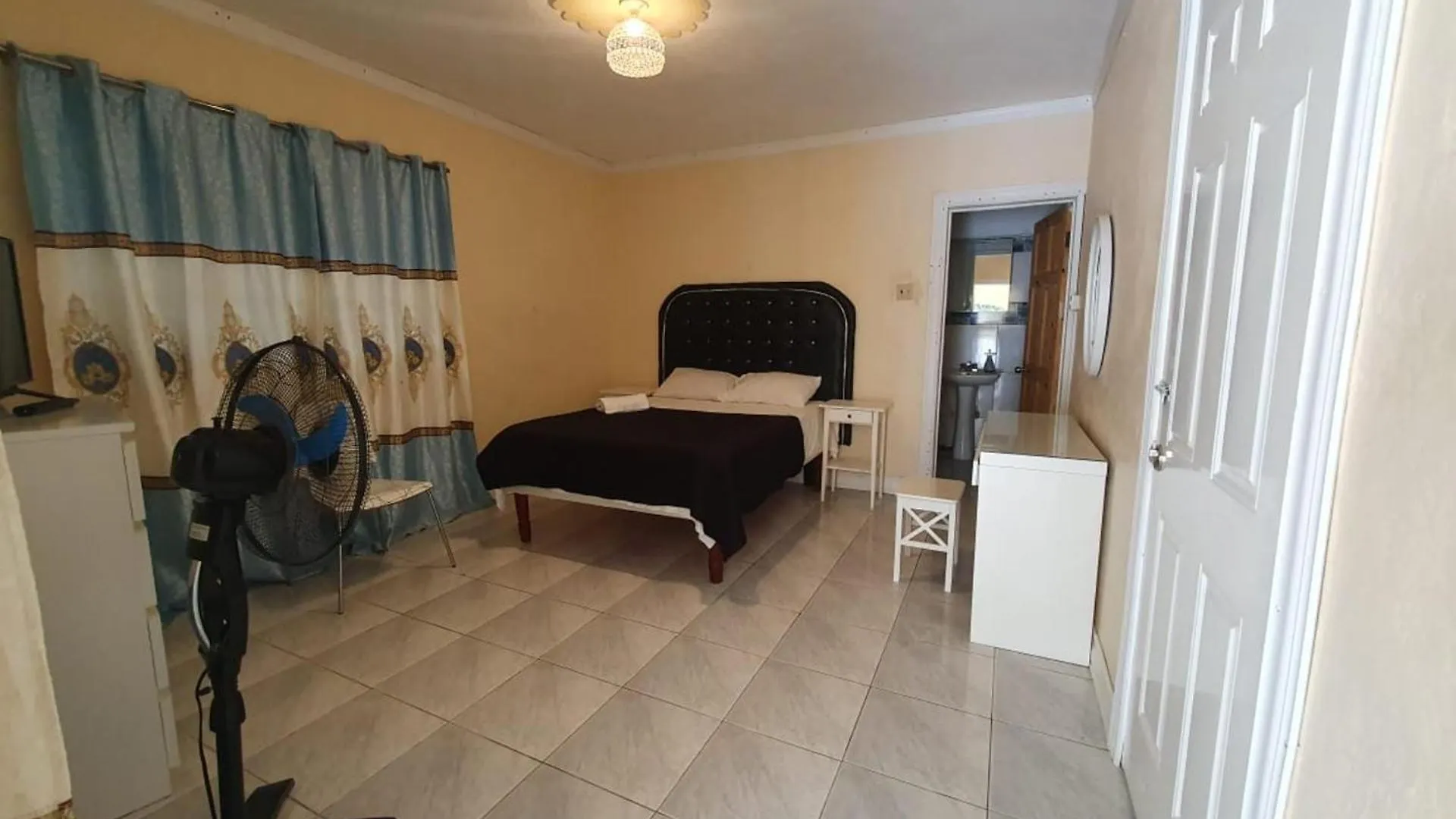 Sandy Bay Paradise Retreat - 7 Bedrooms Sandy Bay (Clarendon)