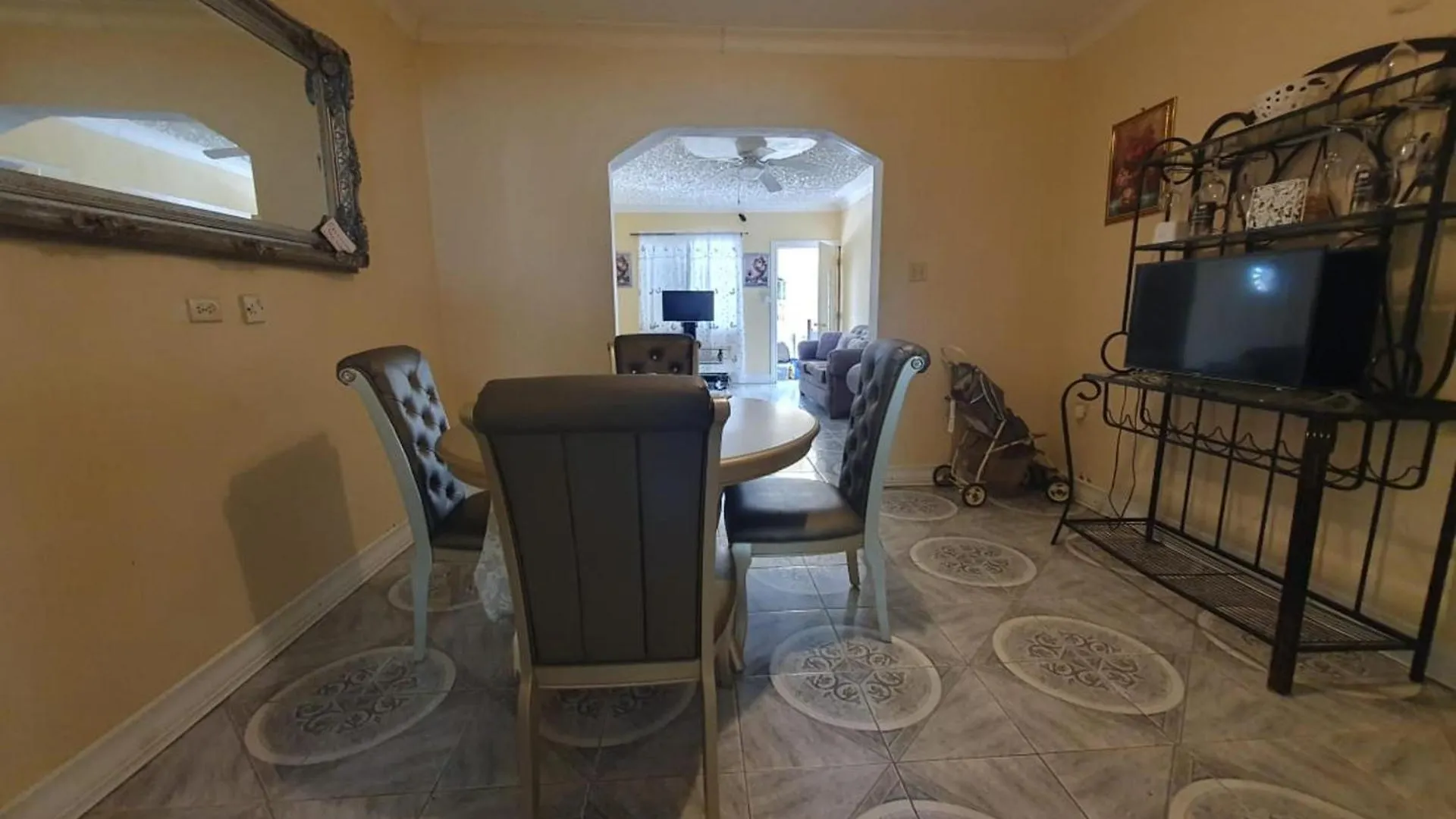 Sandy Bay Paradise Retreat - 7 Bedrooms Holiday home Sandy Bay (Clarendon)