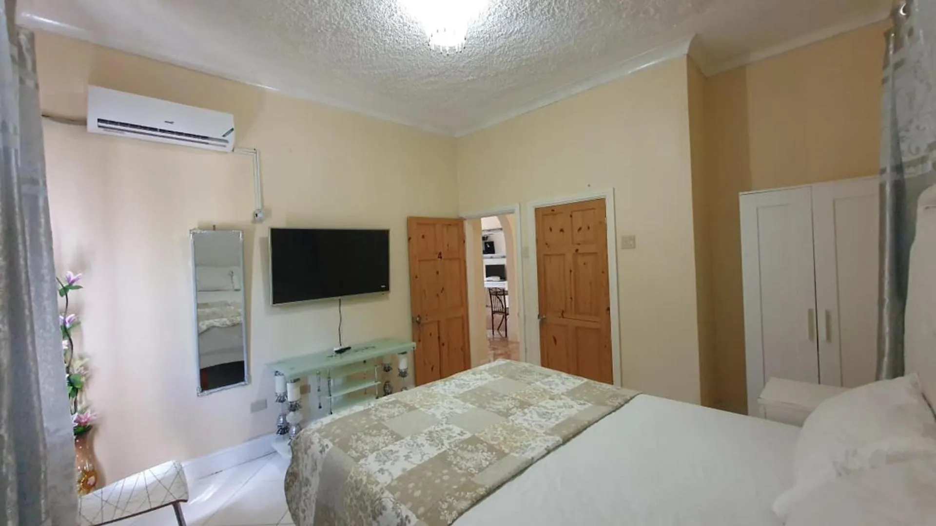 Sandy Bay Paradise Retreat - 7 Bedrooms Holiday home