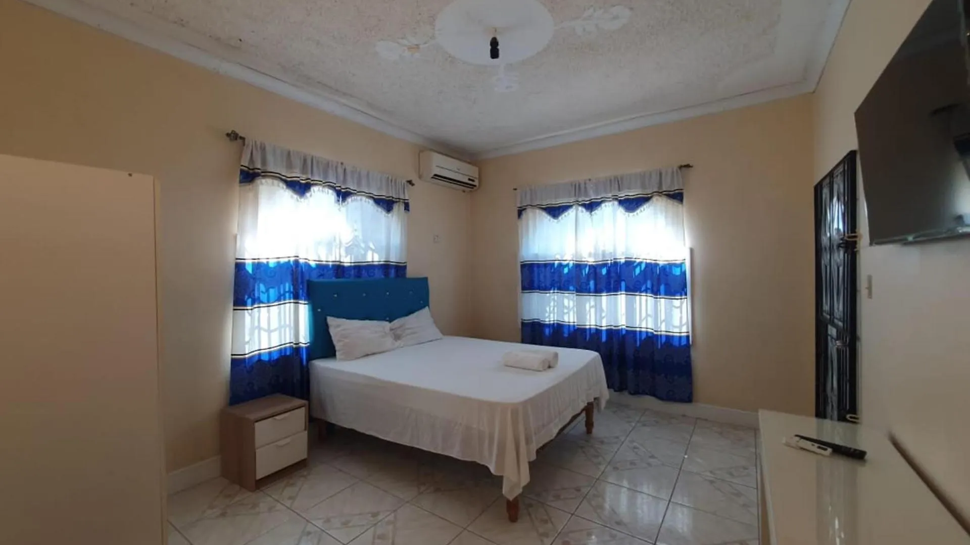 Sandy Bay Paradise Retreat - 7 Bedrooms 0*, Sandy Bay (Clarendon) Jamaica