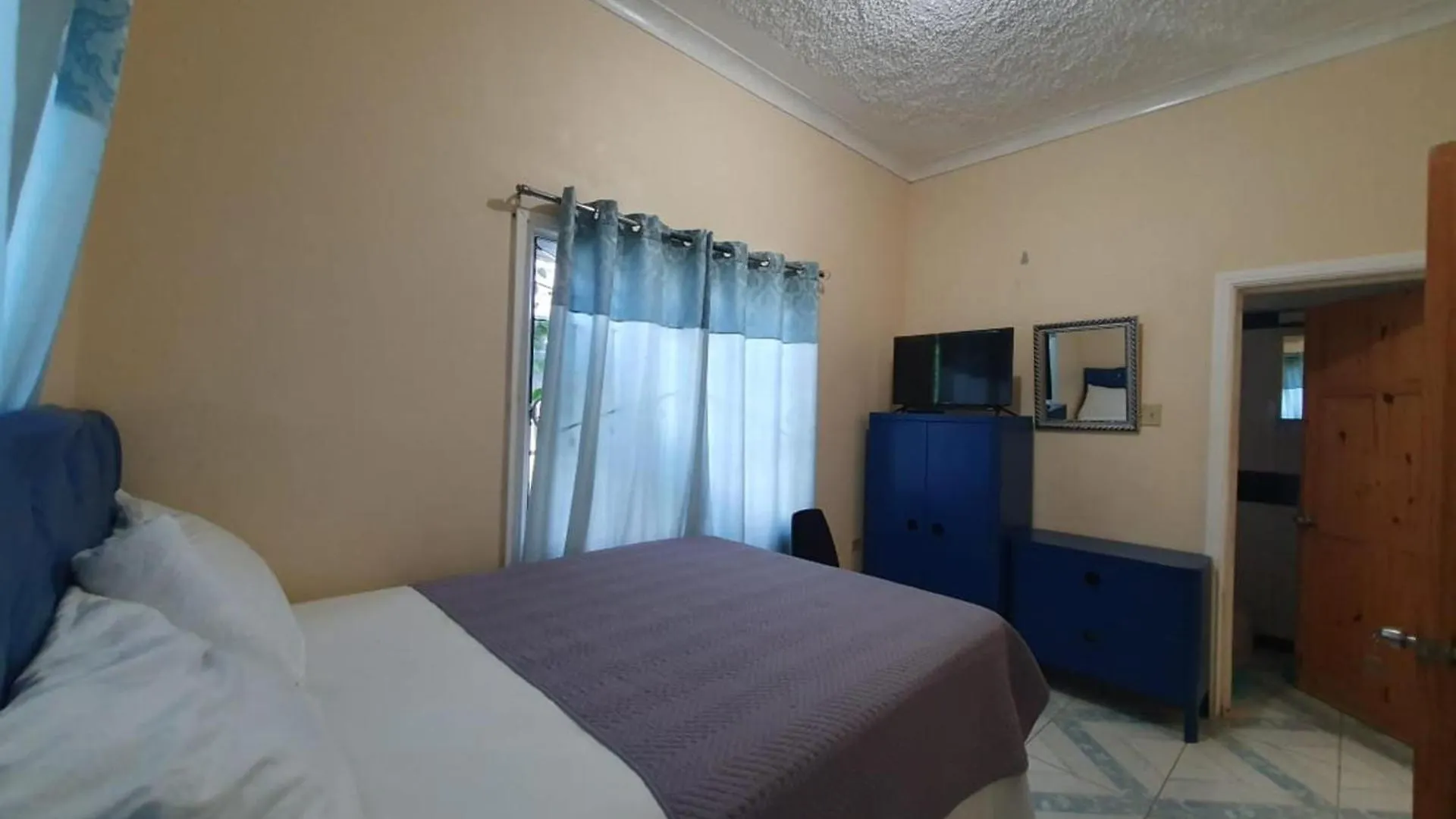Sandy Bay Paradise Retreat - 7 Bedrooms Sandy Bay (Clarendon)